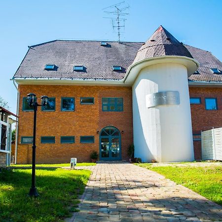 Romahegy Rendezvenyhaz Bed & Breakfast คาโปชวาร์ ภายนอก รูปภาพ