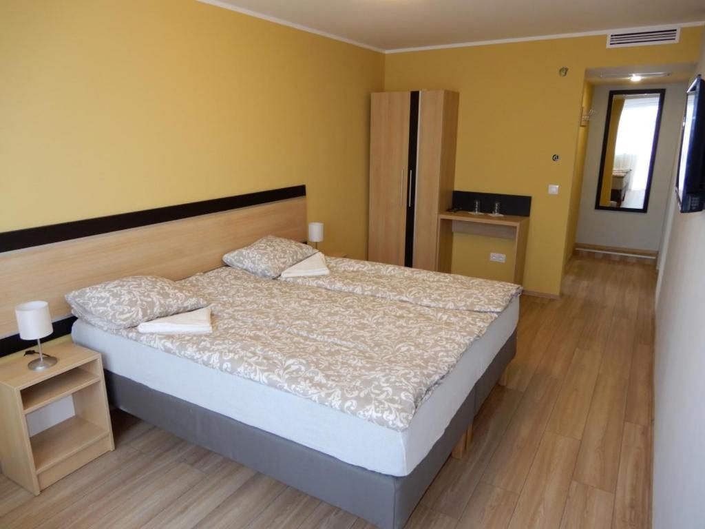 Romahegy Rendezvenyhaz Bed & Breakfast คาโปชวาร์ ภายนอก รูปภาพ