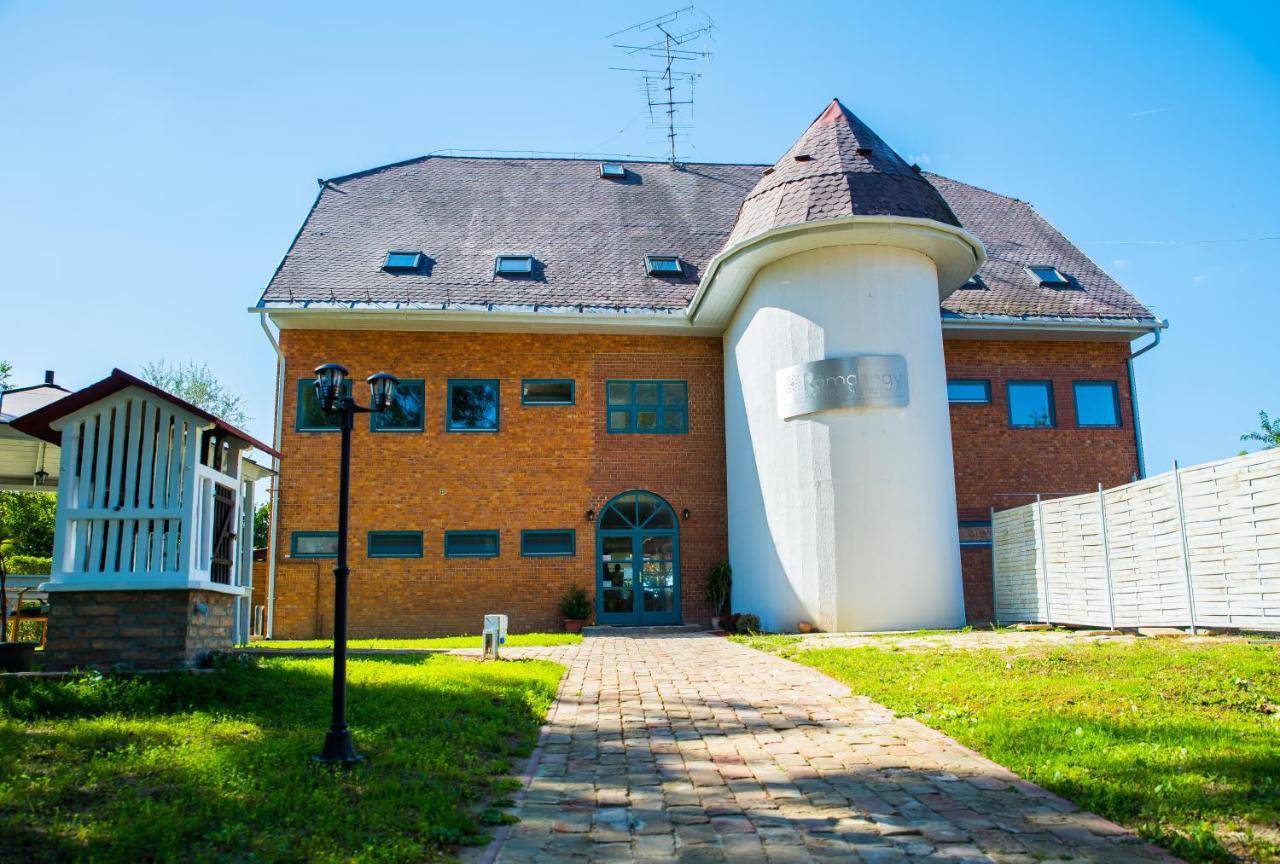 Romahegy Rendezvenyhaz Bed & Breakfast คาโปชวาร์ ภายนอก รูปภาพ
